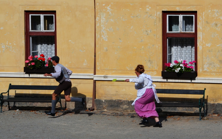 Scény s filmu Páni kluci zahrálo na zubrnickém nádraží divadlo PIK – ART z Úštěku. Foto: Petr Sochůrek